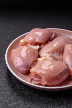 Tavuk butlu fileto, derisiz, kemiksiz, tuzlu ve baharatlı kümes hayvanları.