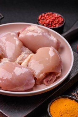 Tavuk butlu fileto, derisiz, kemiksiz, tuzlu ve baharatlı kümes hayvanları.