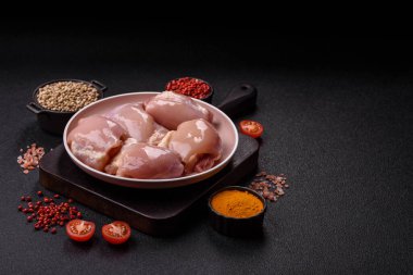 Tavuk butlu fileto, derisiz, kemiksiz, tuzlu ve baharatlı kümes hayvanları.