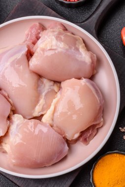 Tavuk butlu fileto, derisiz, kemiksiz, tuzlu ve baharatlı kümes hayvanları.