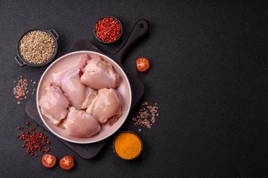 Tavuk butlu fileto, derisiz, kemiksiz, tuzlu ve baharatlı kümes hayvanları.