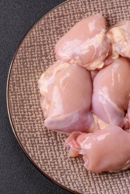 Tavuk butlu fileto, derisiz, kemiksiz, tuzlu ve baharatlı kümes hayvanları.