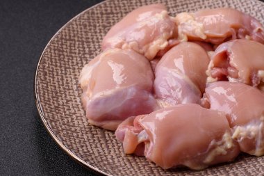 Tavuk butlu fileto, derisiz, kemiksiz, tuzlu ve baharatlı kümes hayvanları.