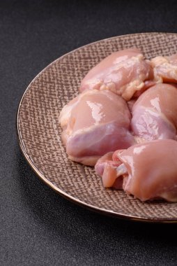 Tavuk butlu fileto, derisiz, kemiksiz, tuzlu ve baharatlı kümes hayvanları.