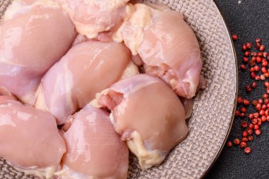 Tavuk butlu fileto, derisiz, kemiksiz, tuzlu ve baharatlı kümes hayvanları.
