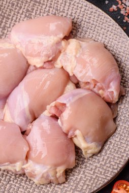 Tavuk butlu fileto, derisiz, kemiksiz, tuzlu ve baharatlı kümes hayvanları.
