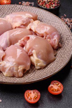 Tavuk butlu fileto, derisiz, kemiksiz, tuzlu ve baharatlı kümes hayvanları.