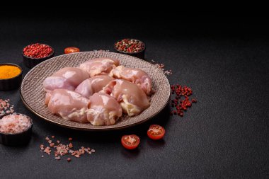 Tavuk butlu fileto, derisiz, kemiksiz, tuzlu ve baharatlı kümes hayvanları.