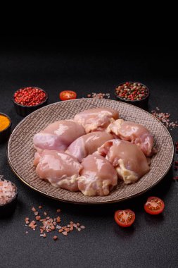 Tavuk butlu fileto, derisiz, kemiksiz, tuzlu ve baharatlı kümes hayvanları.