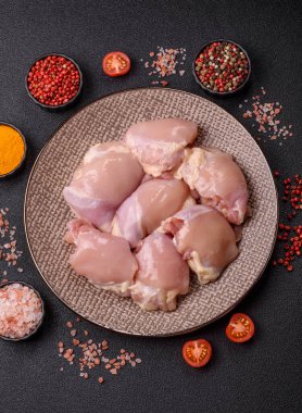 Tavuk butlu fileto, derisiz, kemiksiz, tuzlu ve baharatlı kümes hayvanları.