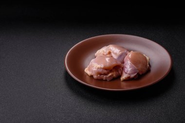 Tavuk butlu fileto, derisiz, kemiksiz, tuzlu ve baharatlı kümes hayvanları.