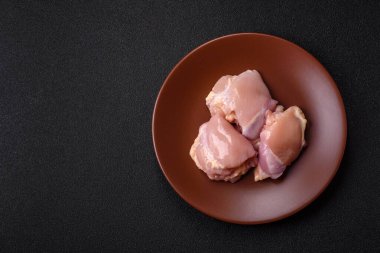 Tavuk butlu fileto, derisiz, kemiksiz, tuzlu ve baharatlı kümes hayvanları.