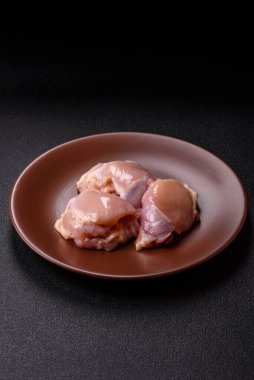 Tavuk butlu fileto, derisiz, kemiksiz, tuzlu ve baharatlı kümes hayvanları.