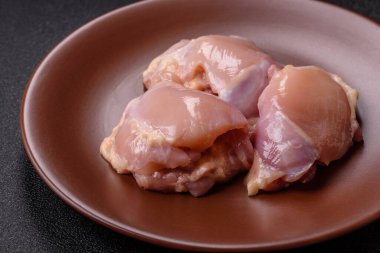 Tavuk butlu fileto, derisiz, kemiksiz, tuzlu ve baharatlı kümes hayvanları.