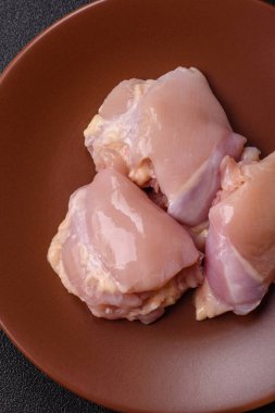 Tavuk butlu fileto, derisiz, kemiksiz, tuzlu ve baharatlı kümes hayvanları.