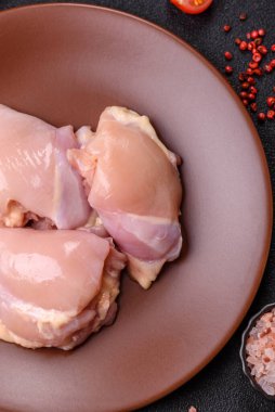 Tavuk butlu fileto, derisiz, kemiksiz, tuzlu ve baharatlı kümes hayvanları.