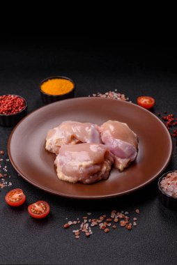 Tavuk butlu fileto, derisiz, kemiksiz, tuzlu ve baharatlı kümes hayvanları.