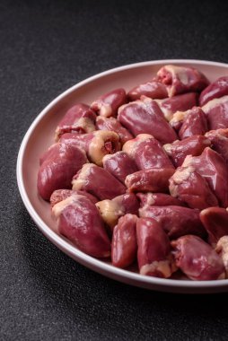 Akşam yemeği hazırlamak için tavuk çiğ kalp, kırmızı ördek ya da hindi iç organları.