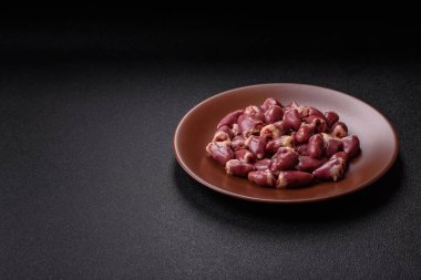 Akşam yemeği hazırlamak için tavuk çiğ kalp, kırmızı ördek ya da hindi iç organları.