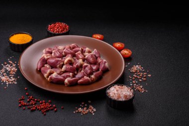 Akşam yemeği hazırlamak için tavuk çiğ kalp, kırmızı ördek ya da hindi iç organları.