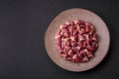 Akşam yemeği hazırlamak için tavuk çiğ kalp, kırmızı ördek ya da hindi iç organları.