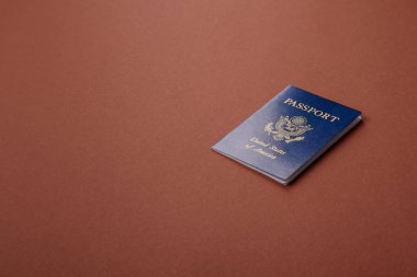 Seyahat, uçmak ve iş yapmak için ABD pasaportu. ABD belgesi, sınırı geçmek için kimlik