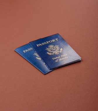 Seyahat, uçmak ve iş yapmak için ABD pasaportu. ABD belgesi, sınırı geçmek için kimlik