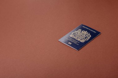 Seyahat etmek, uçmak ve iş yapmak için İngiliz pasaportu. Birleşik Krallık belgesi, sınırı geçmek için kimlik