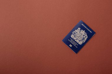 Seyahat etmek, uçmak ve iş yapmak için İngiliz pasaportu. Birleşik Krallık belgesi, sınırı geçmek için kimlik