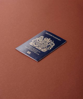 Seyahat etmek, uçmak ve iş yapmak için İngiliz pasaportu. Birleşik Krallık belgesi, sınırı geçmek için kimlik