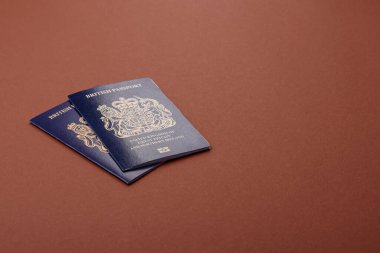 Seyahat etmek, uçmak ve iş yapmak için İngiliz pasaportu. Birleşik Krallık belgesi, sınırı geçmek için kimlik