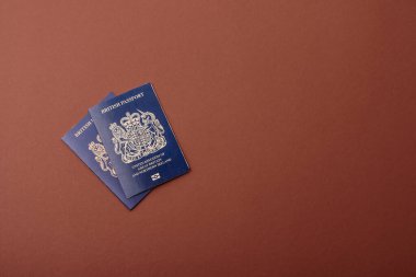 Seyahat etmek, uçmak ve iş yapmak için İngiliz pasaportu. Birleşik Krallık belgesi, sınırı geçmek için kimlik