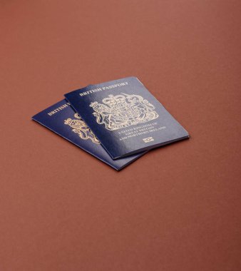 Seyahat etmek, uçmak ve iş yapmak için İngiliz pasaportu. Birleşik Krallık belgesi, sınırı geçmek için kimlik