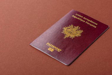 Seyahat etmek, uçmak ve iş yapmak için Fransız pasaportu. Fransa belgesi, sınırı geçmek için kimlik