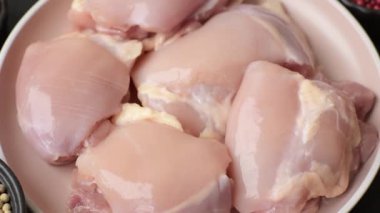 Tavuk butlu fileto, derisiz, kemiksiz, tuzlu ve baharatlı kümes hayvanları.