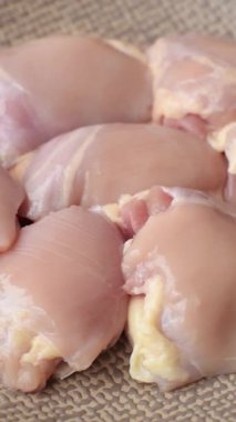 Tavuk butlu fileto, derisiz, kemiksiz, tuzlu ve baharatlı kümes hayvanları.