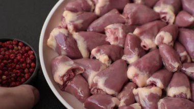 Akşam yemeği hazırlamak için tavuk çiğ kalp, kırmızı ördek ya da hindi iç organları.