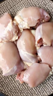 Tavuk butlu fileto, derisiz, kemiksiz, tuzlu ve baharatlı kümes hayvanları.