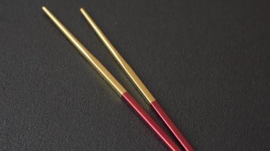 Japon ya da Çin yemeği için çubuklu boş bir tabak. Asya yemekleri için mutfak tabağı boş.