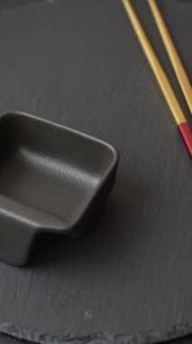 Japon ya da Çin yemeği için çubuklu boş bir tabak. Asya yemekleri için mutfak tabağı boş.