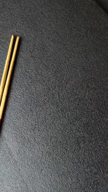 Suşi yemek için Japon ya da Çin yemeği çubuğu, dürüm. Asya yemekleri için metal çubuklar.