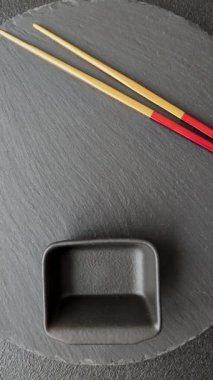 Japon ya da Çin yemeği için çubuklu boş bir tabak. Asya yemekleri için mutfak tabağı boş.