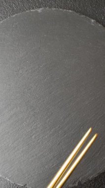 Japon ya da Çin yemeği için çubuklu boş bir tabak. Asya yemekleri için mutfak tabağı boş.