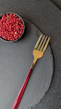 Çatallı boş tabak, yemek masası için çatal bıçak takımı. Yemekler için mutfak boş tabağı