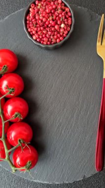 Çatallı boş tabak, yemek masası için çatal bıçak takımı. Yemekler için mutfak boş tabağı