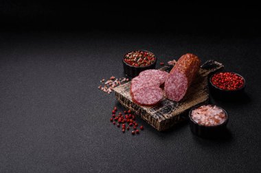 Dilimlenmiş salam sosisi, tütsülenmiş et, tabakta lezzetli mezeler.