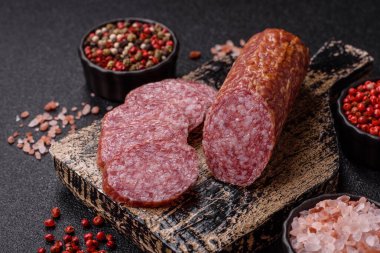 Dilimlenmiş salam sosisi, tütsülenmiş et, tabakta lezzetli mezeler.