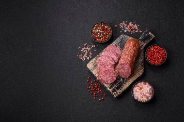 Dilimlenmiş salam sosisi, tütsülenmiş et, tabakta lezzetli mezeler.