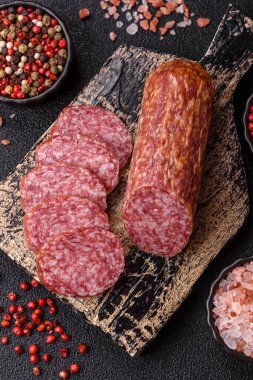 Dilimlenmiş salam sosisi, tütsülenmiş et, tabakta lezzetli mezeler.