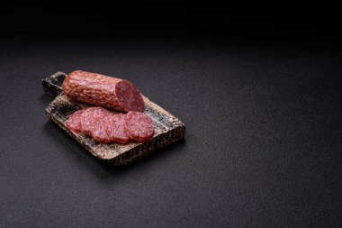 Dilimlenmiş salam sosisi, tütsülenmiş et, tabakta lezzetli mezeler.